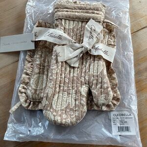 CLEOBELLA MITT & HOT PLATE SET NWT